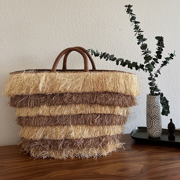 RARE Kayu Piñata Fringe Straw Tote - Picture 3 of 8